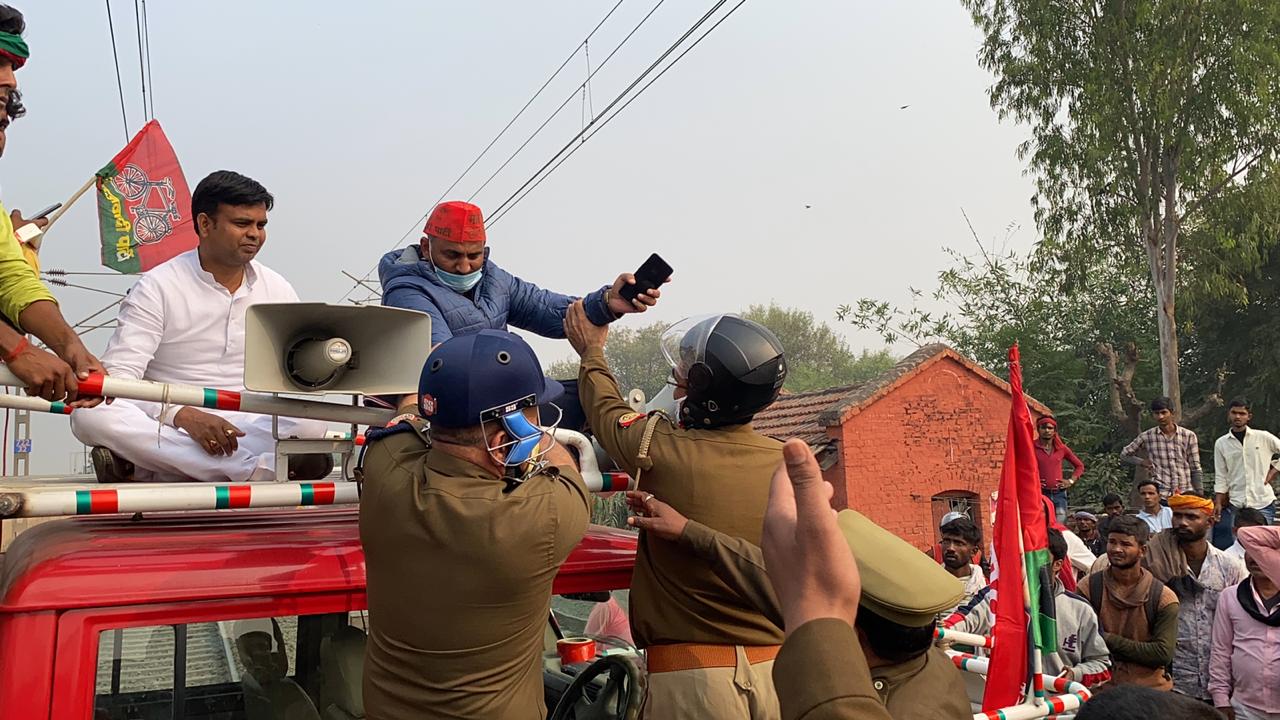 धीना रेलवे स्टेशन पर रेल ट्रैक जाम कर किसानों को किया संबोधित.