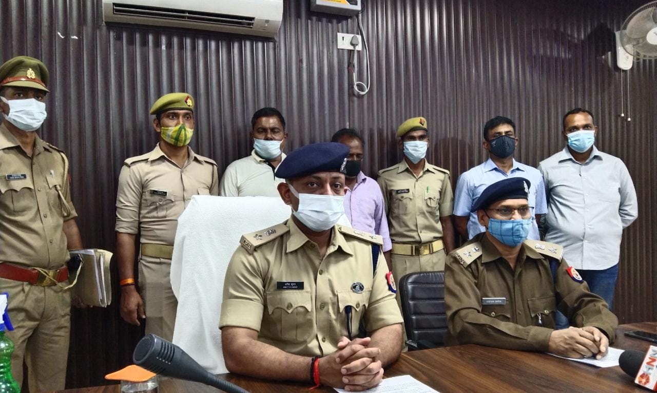 पुलिस की गिरफ्त में दो आरोपी.