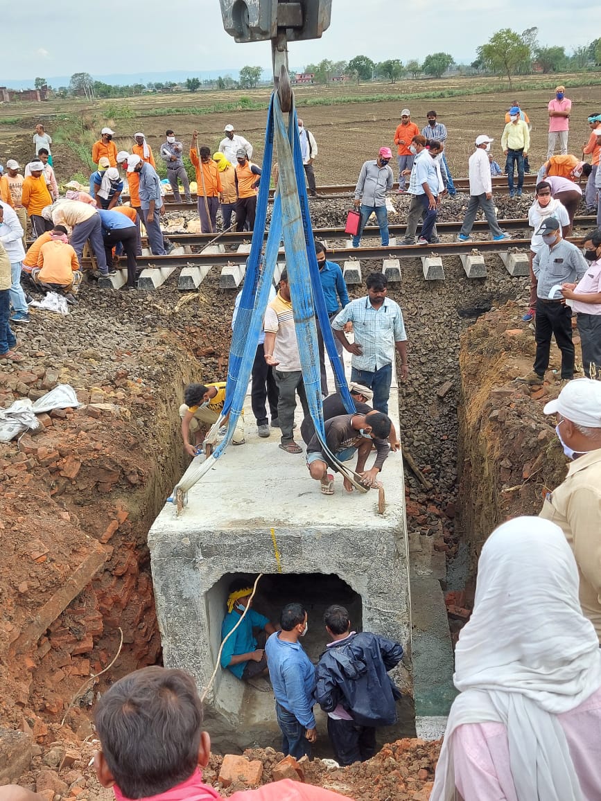 ईस्ट इंडिया रेलवे की ईंट  East Indian Railway Brick found in chandauli  ईस्ट इंडियन रेलवे की ईंटें  चंदौली में ईस्ट इंडियन रेलवे की ईंट  चंदौली में 120 साल पुराना पुल  120 साल पुराना पुल ध्वस्त  चंदौली खबर  chandauli news  120-year-old bridge chandauli  East Indian Railway Brick  Minor Rail Bridge