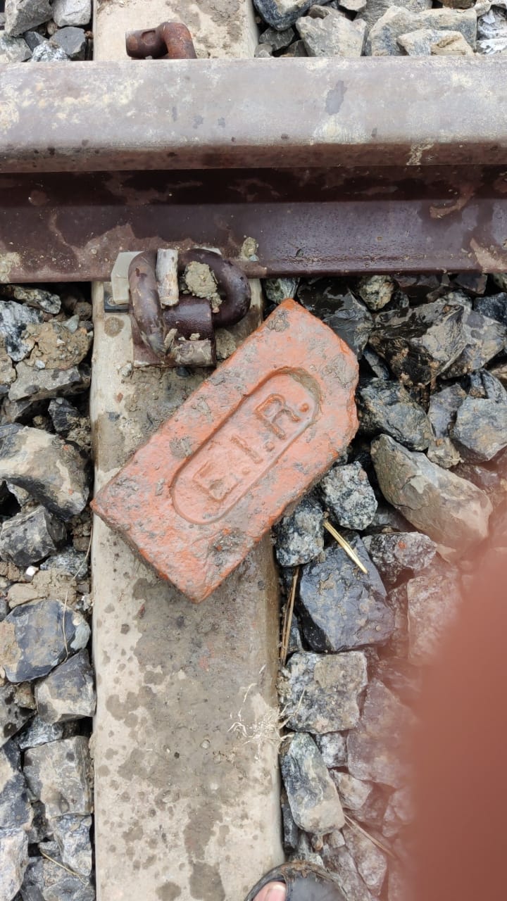 ईस्ट इंडिया रेलवे की ईंट  East Indian Railway Brick found in chandauli  ईस्ट इंडियन रेलवे की ईंटें  चंदौली में ईस्ट इंडियन रेलवे की ईंट  चंदौली में 120 साल पुराना पुल  120 साल पुराना पुल ध्वस्त  चंदौली खबर  chandauli news  120-year-old bridge chandauli  East Indian Railway Brick  Minor Rail Bridge