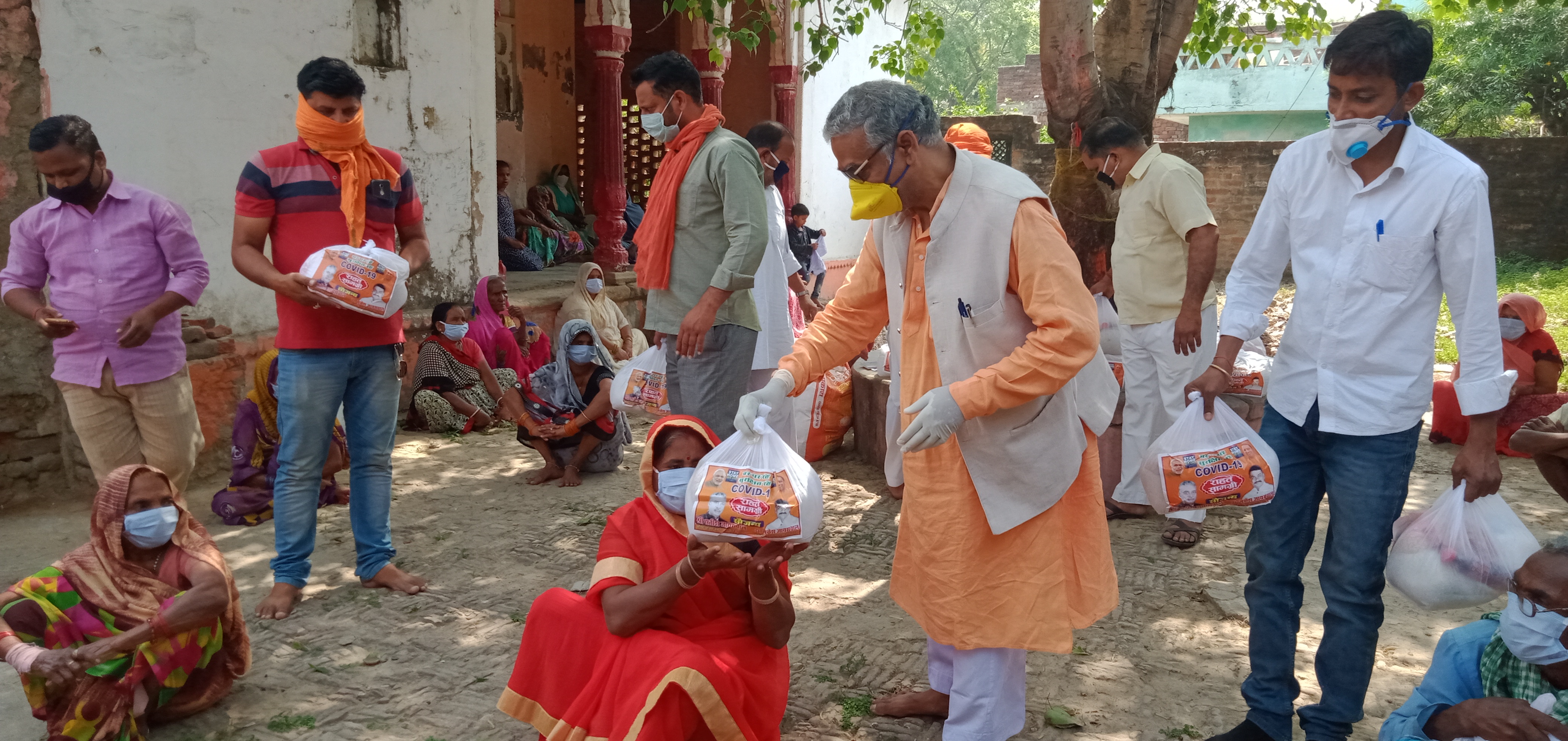 गरीब परिवारों को वितरित किया निशुल्क राशन