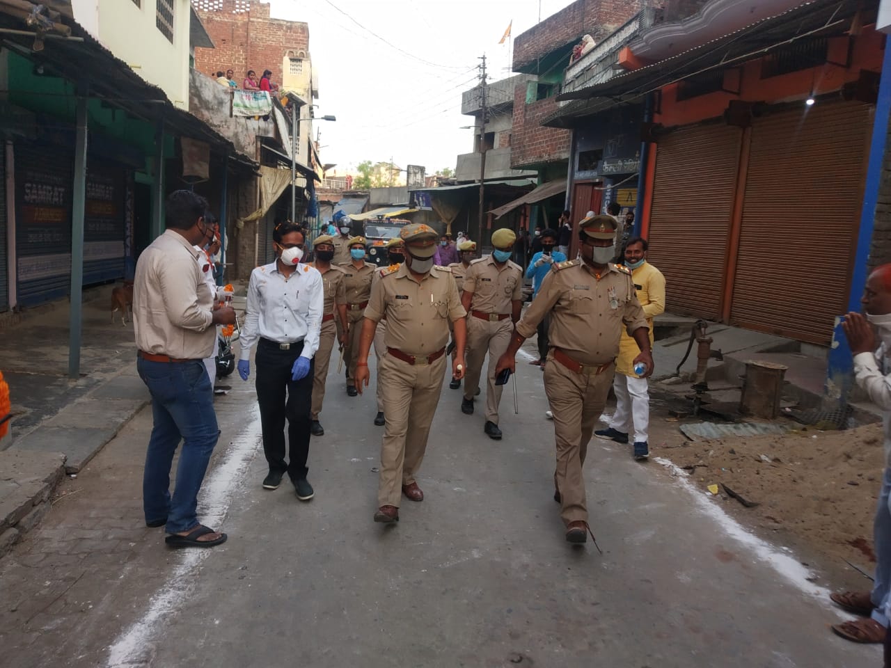 डॉक्टर और पुलिसकर्मियों का किया गया स्वागत