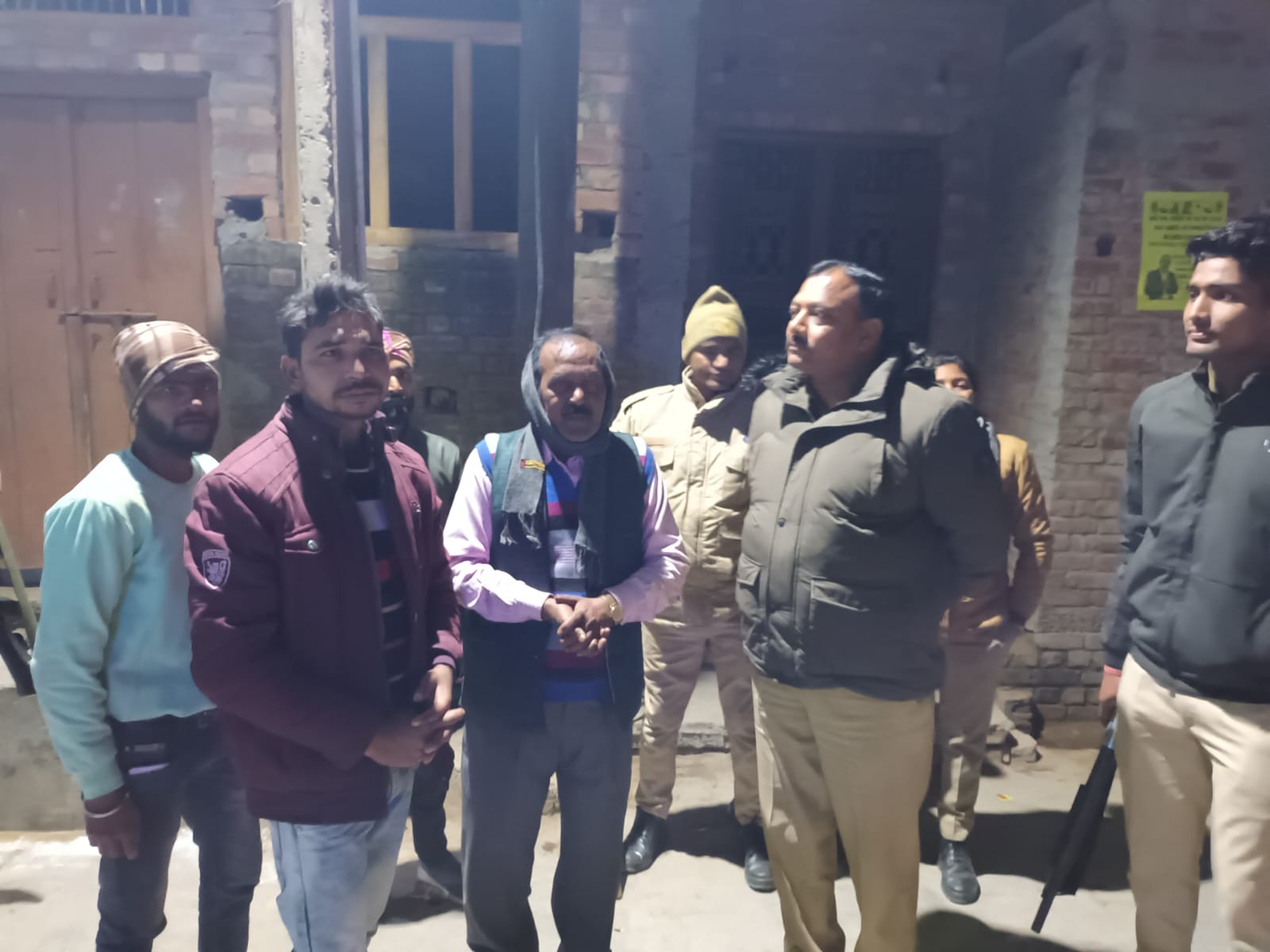 सुरक्षा के लिहाज से तैनात पुलिसकर्मी.