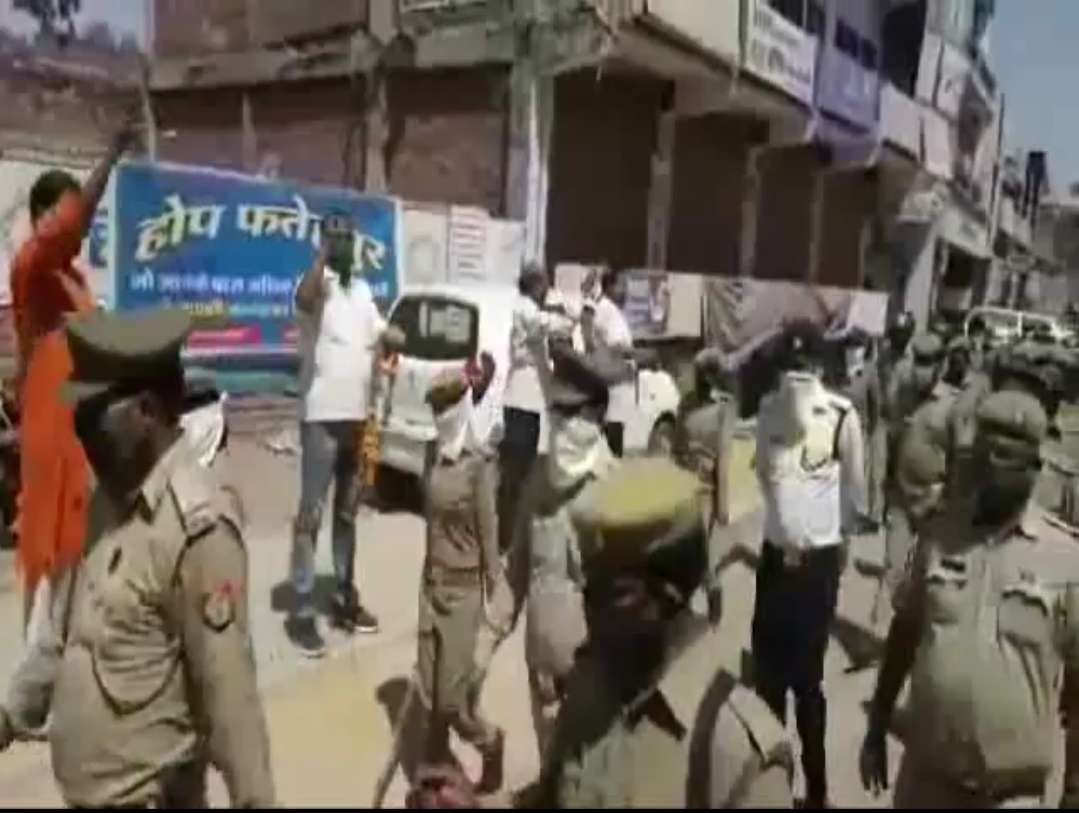 पुलिसकर्मियों पर लोगों ने की पुष्पवर्षा.