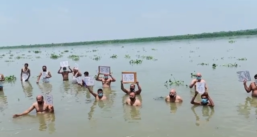 जल सत्याग्रह करते पत्रकार.