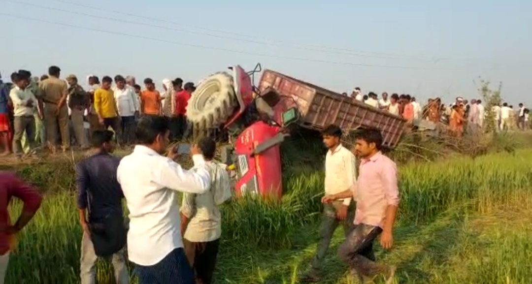 खाई में पलटी ट्रैक्टर ट्राली