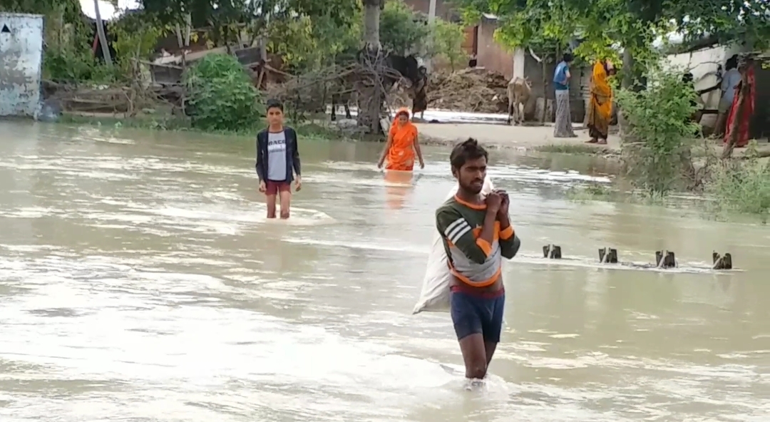 बाढ़ पीड़ितों को मदद का इंतजार