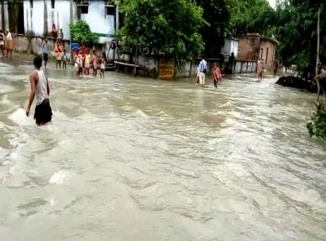 गंगा के किनारे बसे गांवों में बाढ़ का पानी घुसा