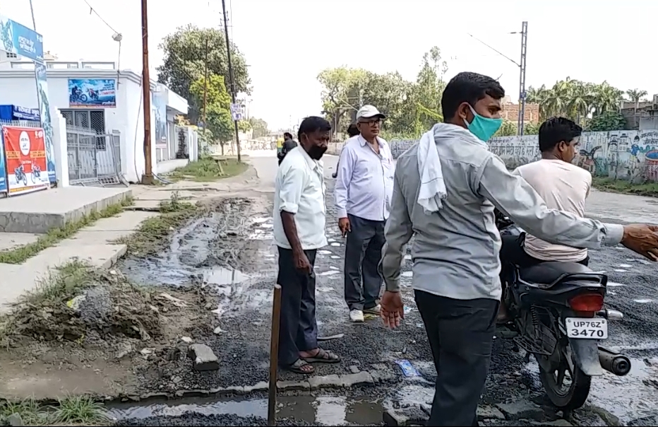 फर्रुखाबाद-फतेहगढ़ मार्ग पर टूटी सड़क का मरम्मत कार्य शुरू