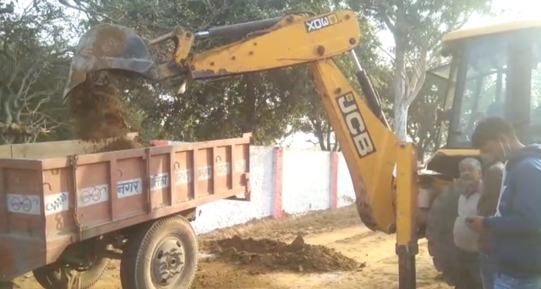 JCB से तालाब की हो रही खुदायी