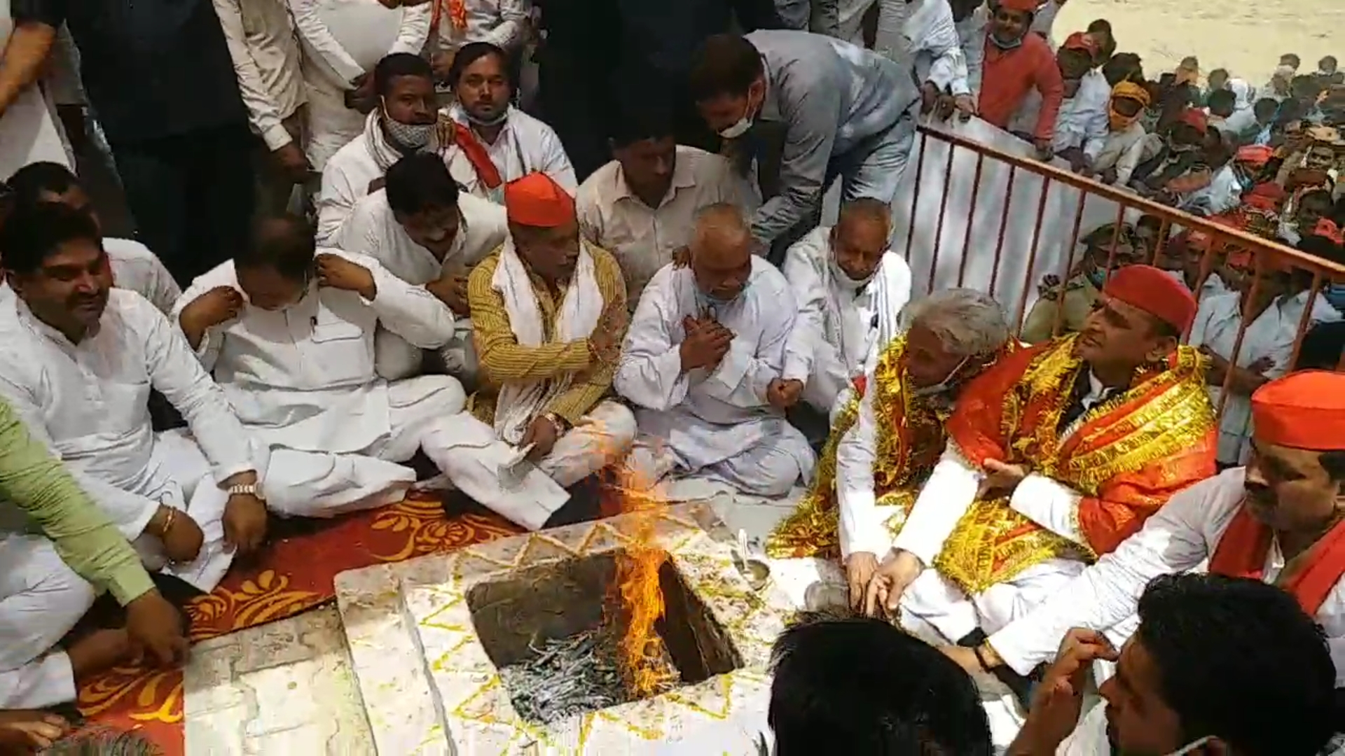 मां सीयर देवी के मंदिर में पूजा करते अखिलेश यादव.