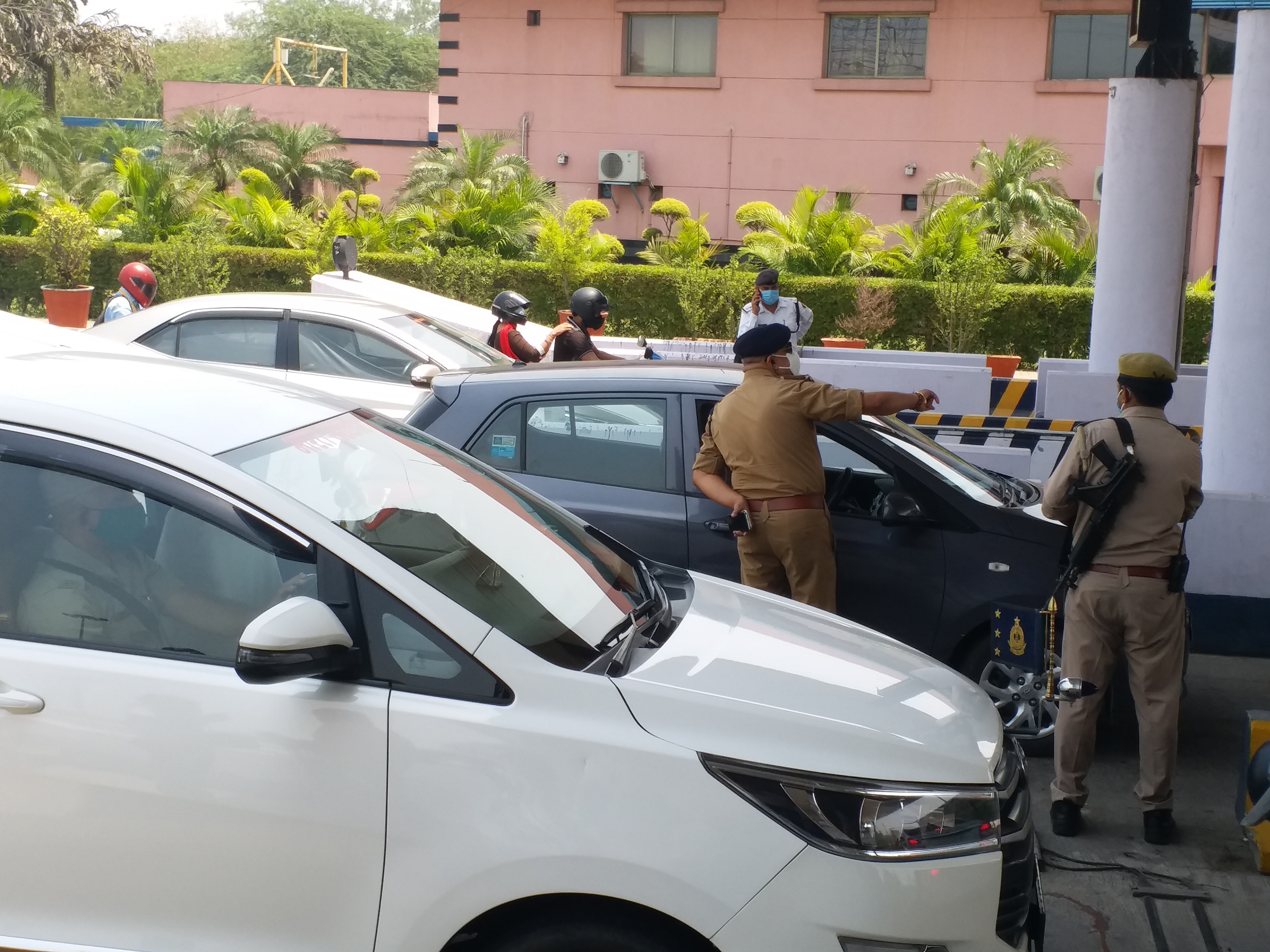 Heavy traffic jam on DND flyover noida amid lockdown 4