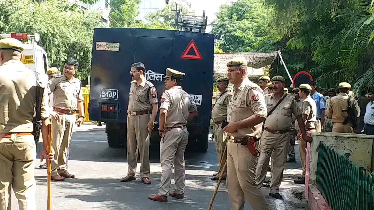 kisan protest at noida authority with their animals