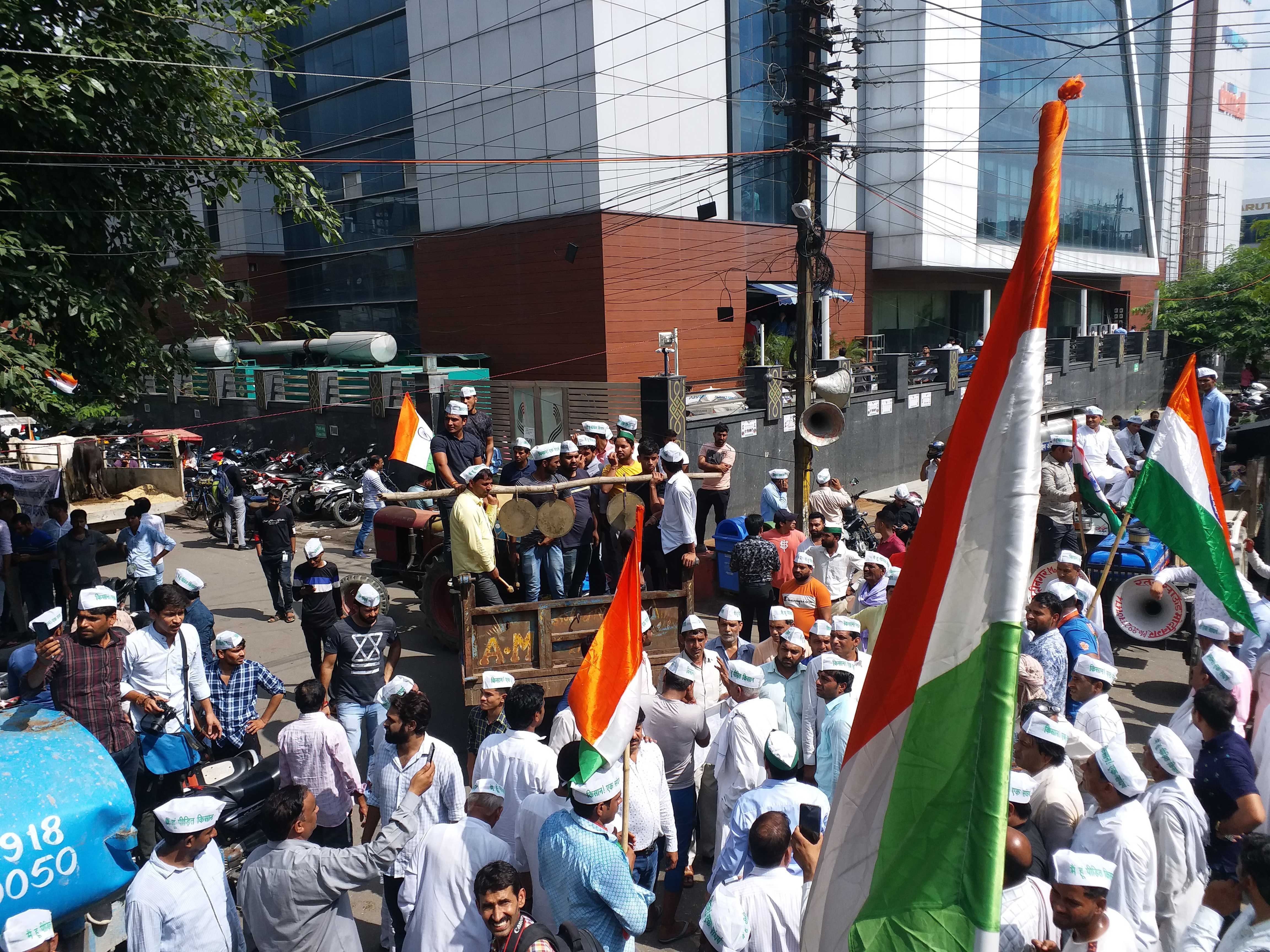 kisan protest at noida authority with their animals