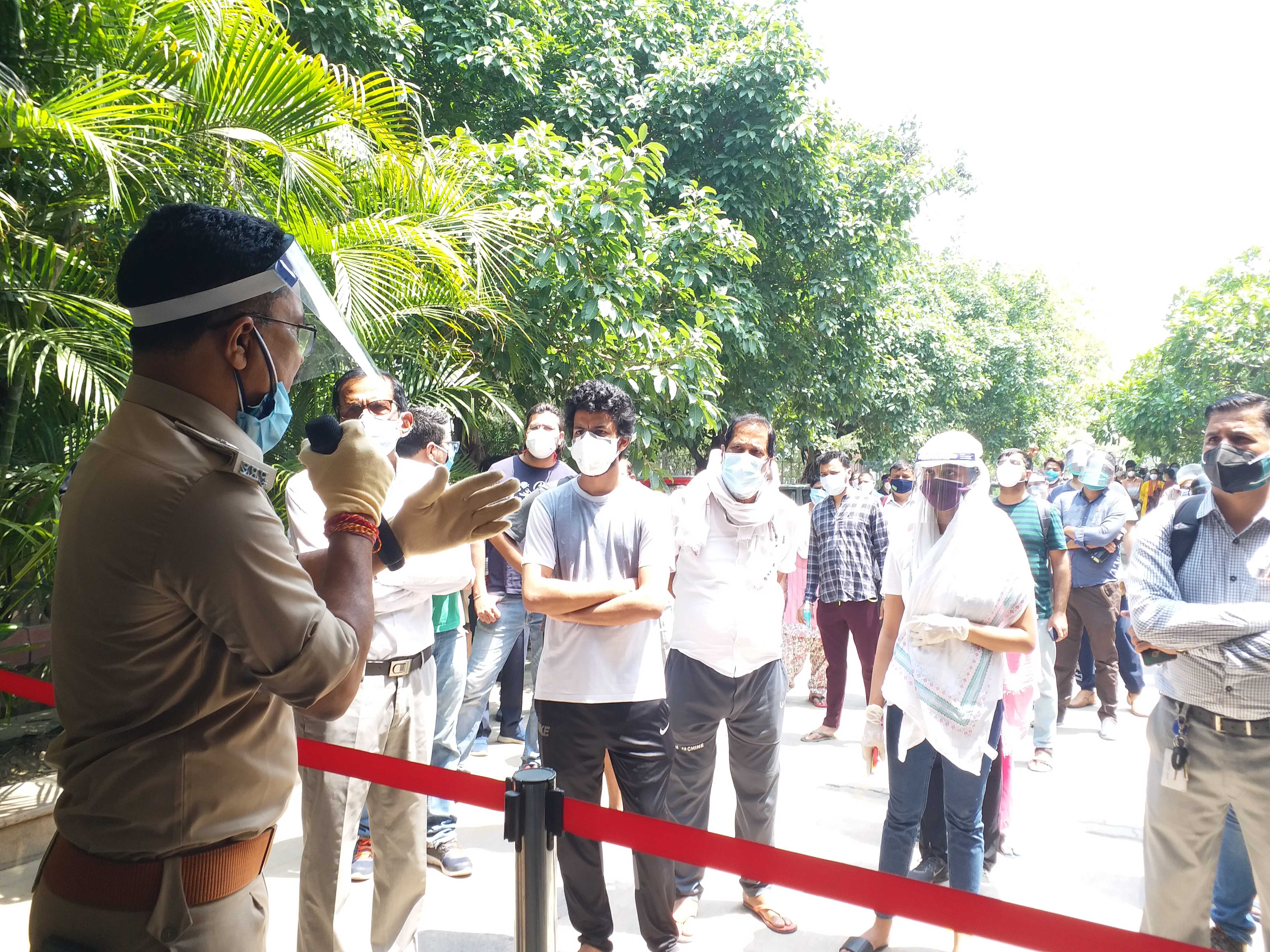 Chaos occurred due to people who came to participate in the vaccine drive at Noida District Hospital