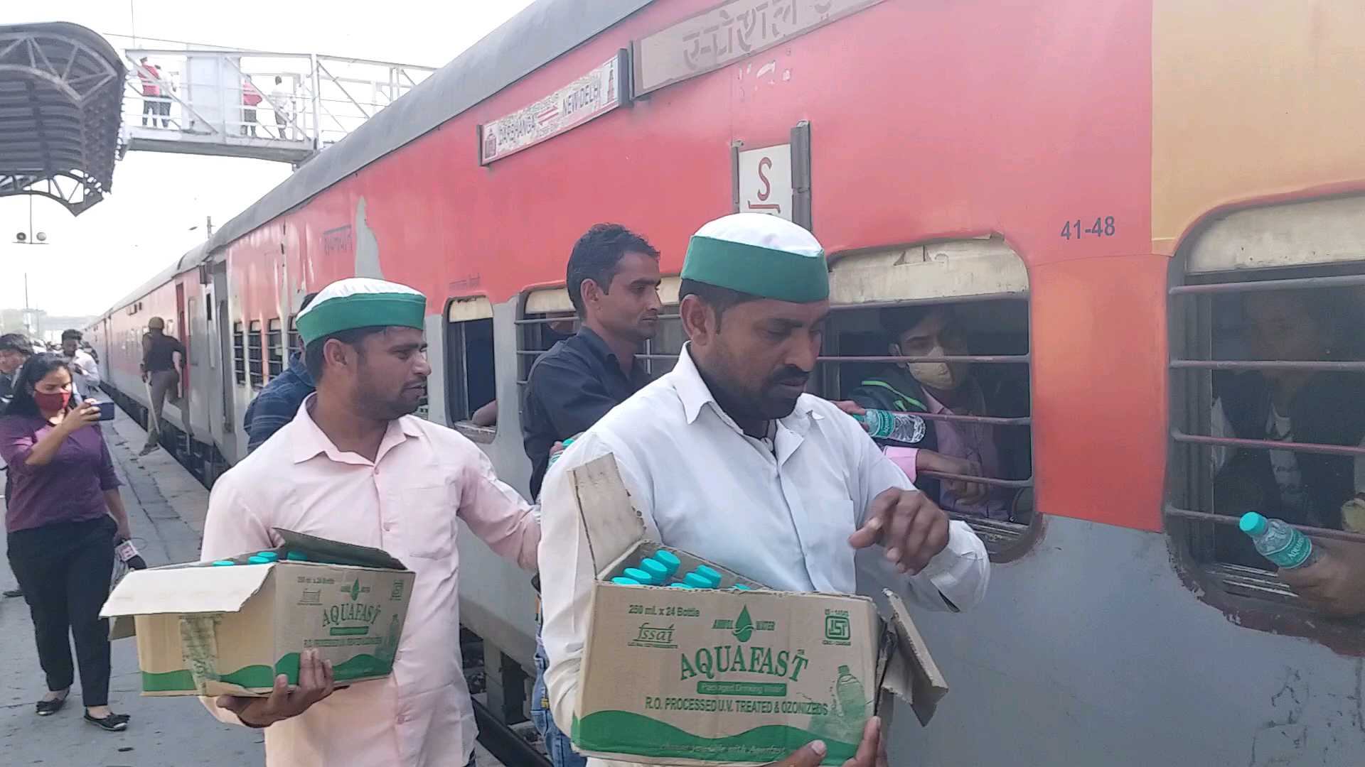 farmer stoped rail at dankour railway station in noida