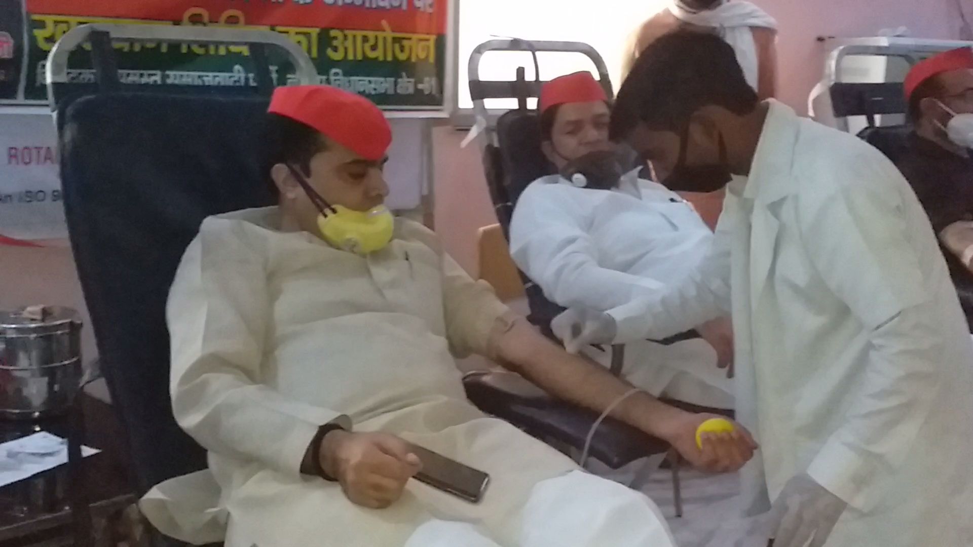 sp workers celebrated akhilesh yadav birthday by donating blood in noida