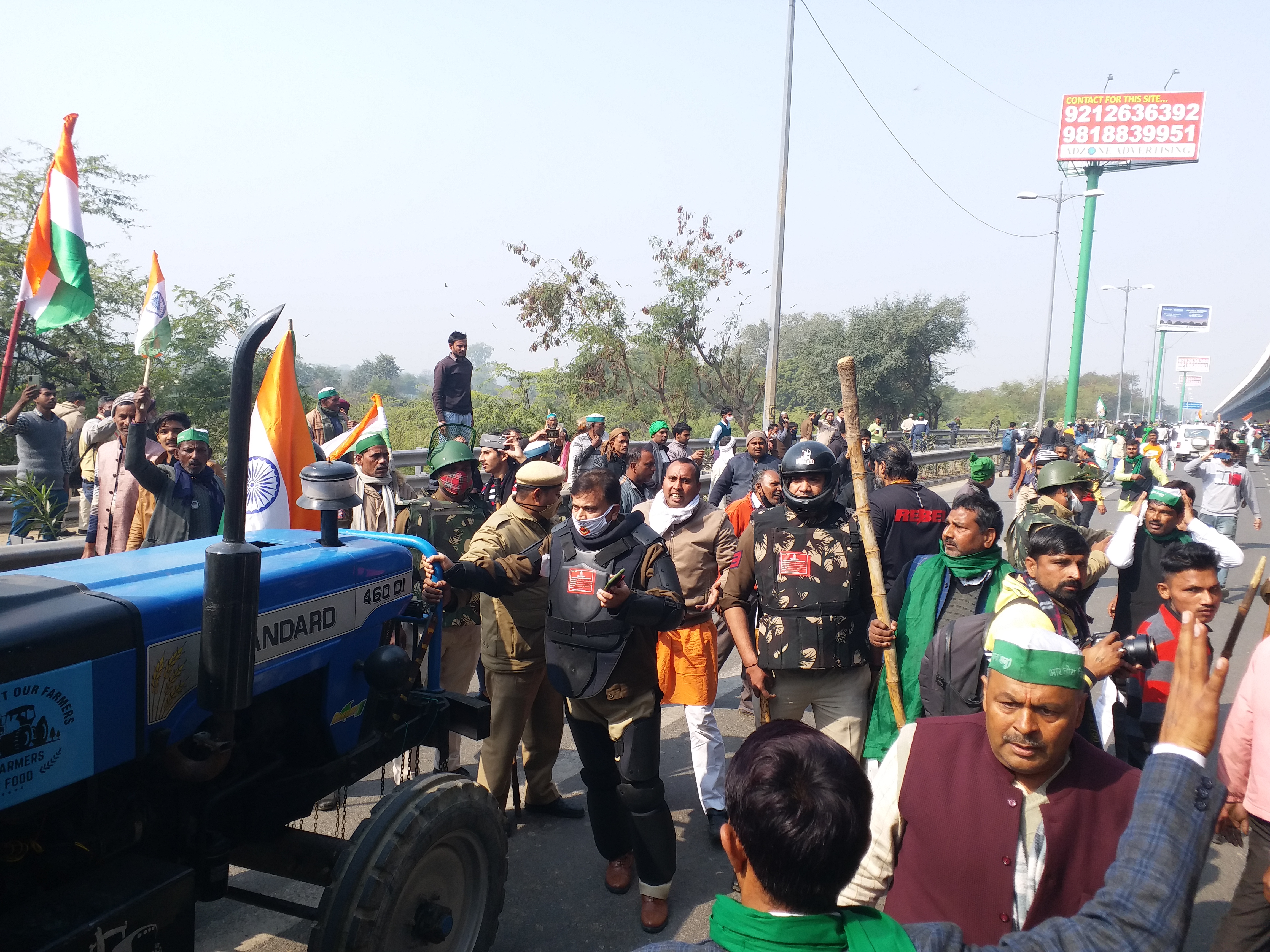 farmers broke barricading and marched 4 km at akshardham