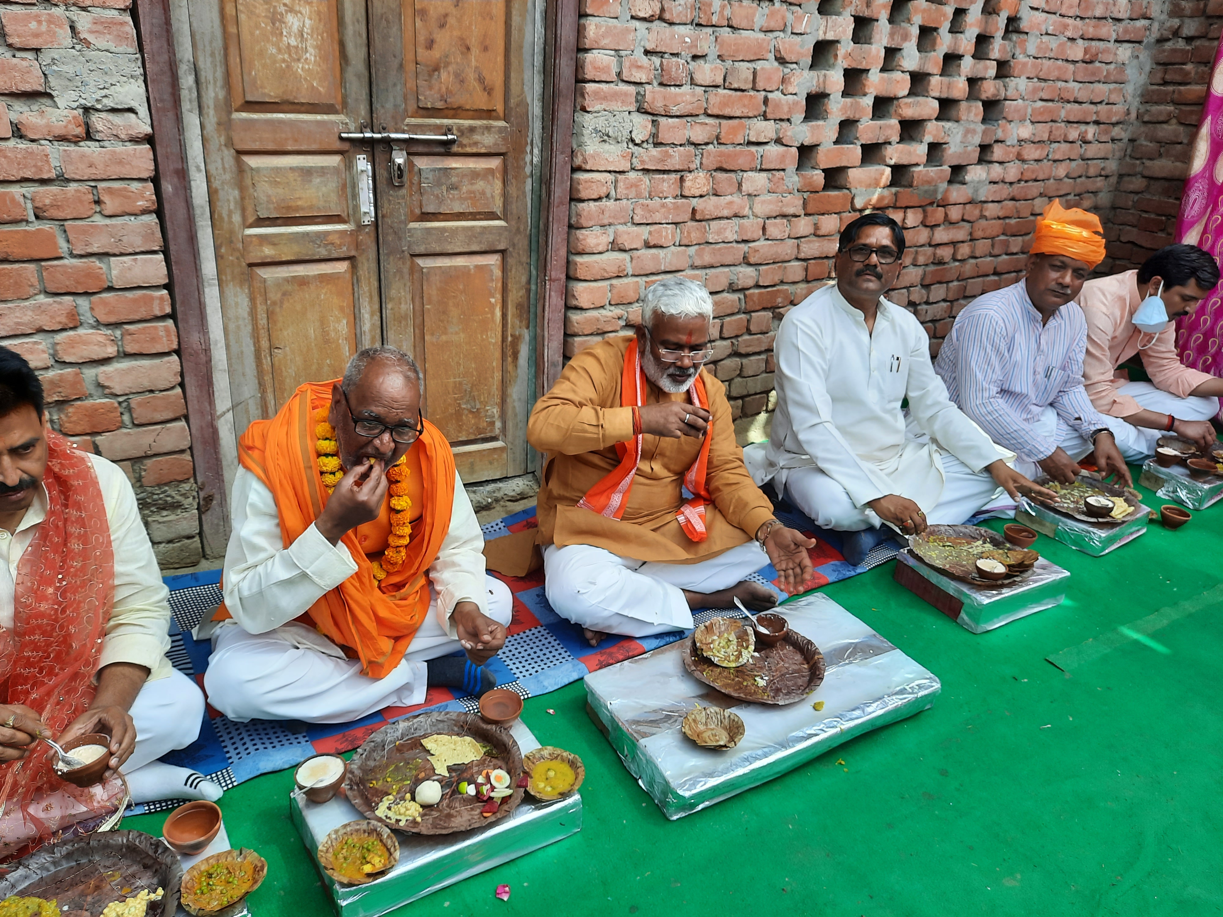 कार्यकर्ता के घर भोजन करते भाजपा प्रदेश अध्यक्ष स्वतंत्र देव सिंह.