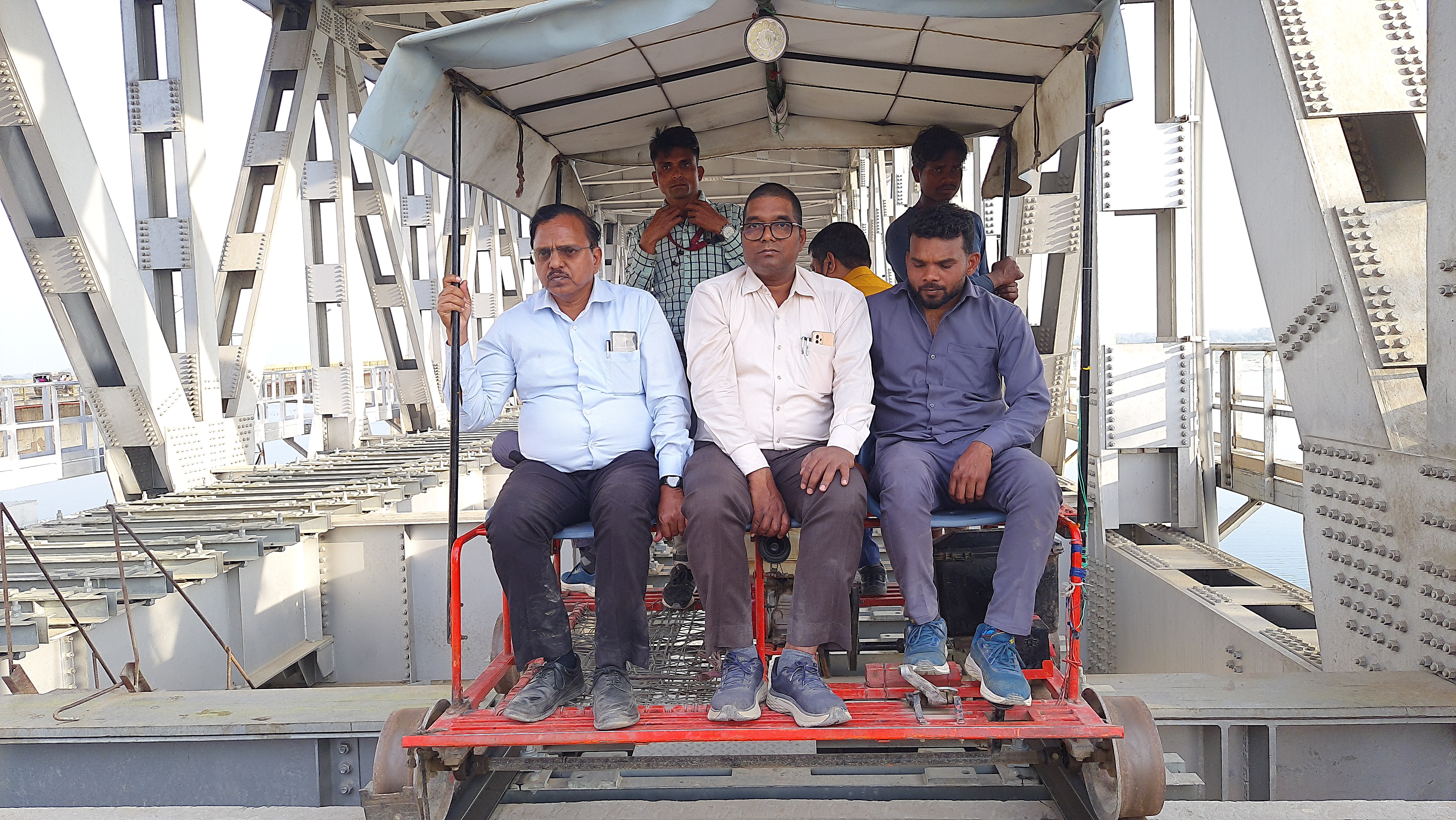 गाजीपुर के निर्माणाधीन रेल कम रोड ब्रिज का निरीक्षण करते रेलवे अधिकारी.