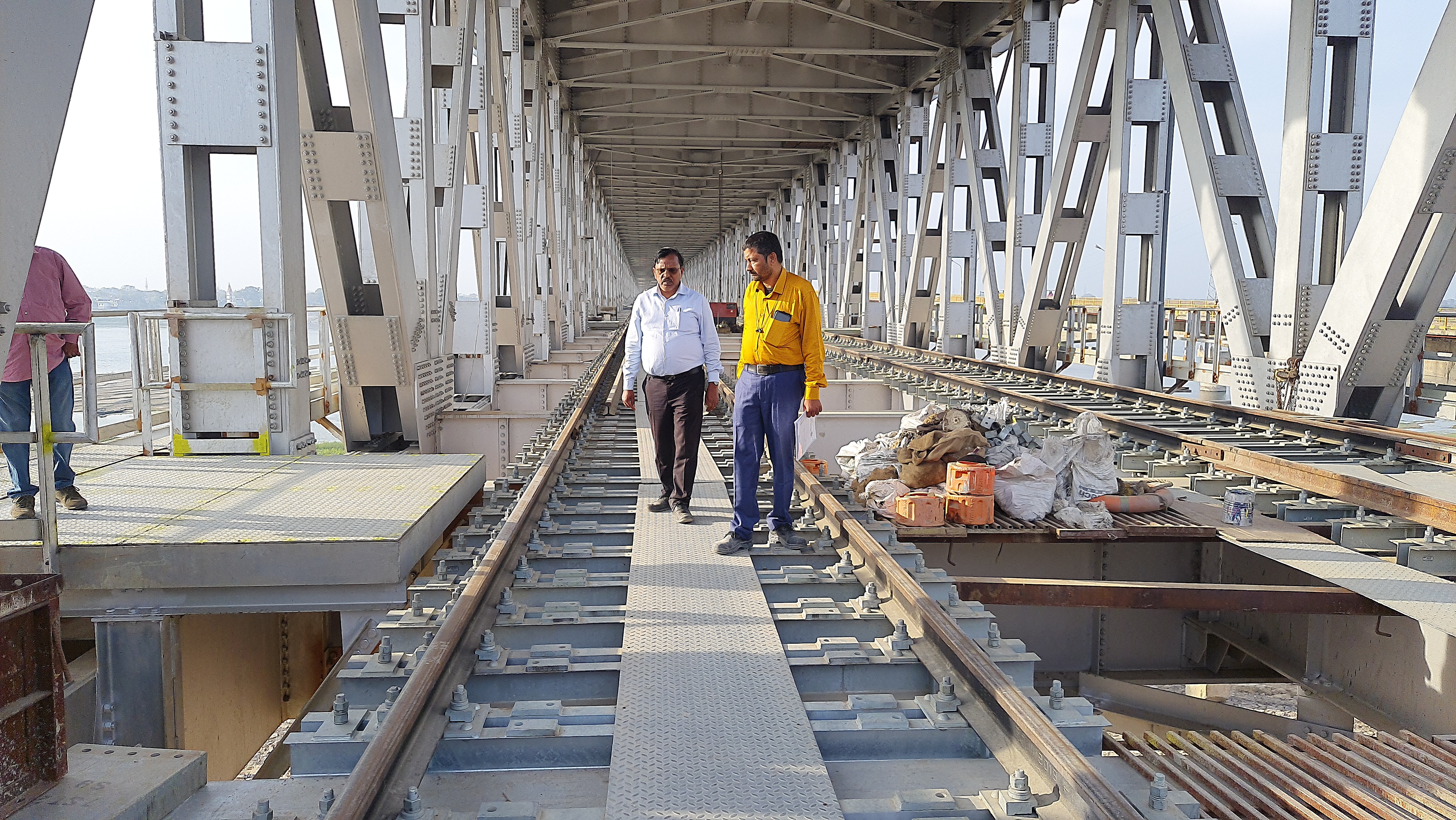 गाजीपुर के निर्माणाधीन रेल कम रोड ब्रिज का निरीक्षण करते रेलवे अधिकारी.