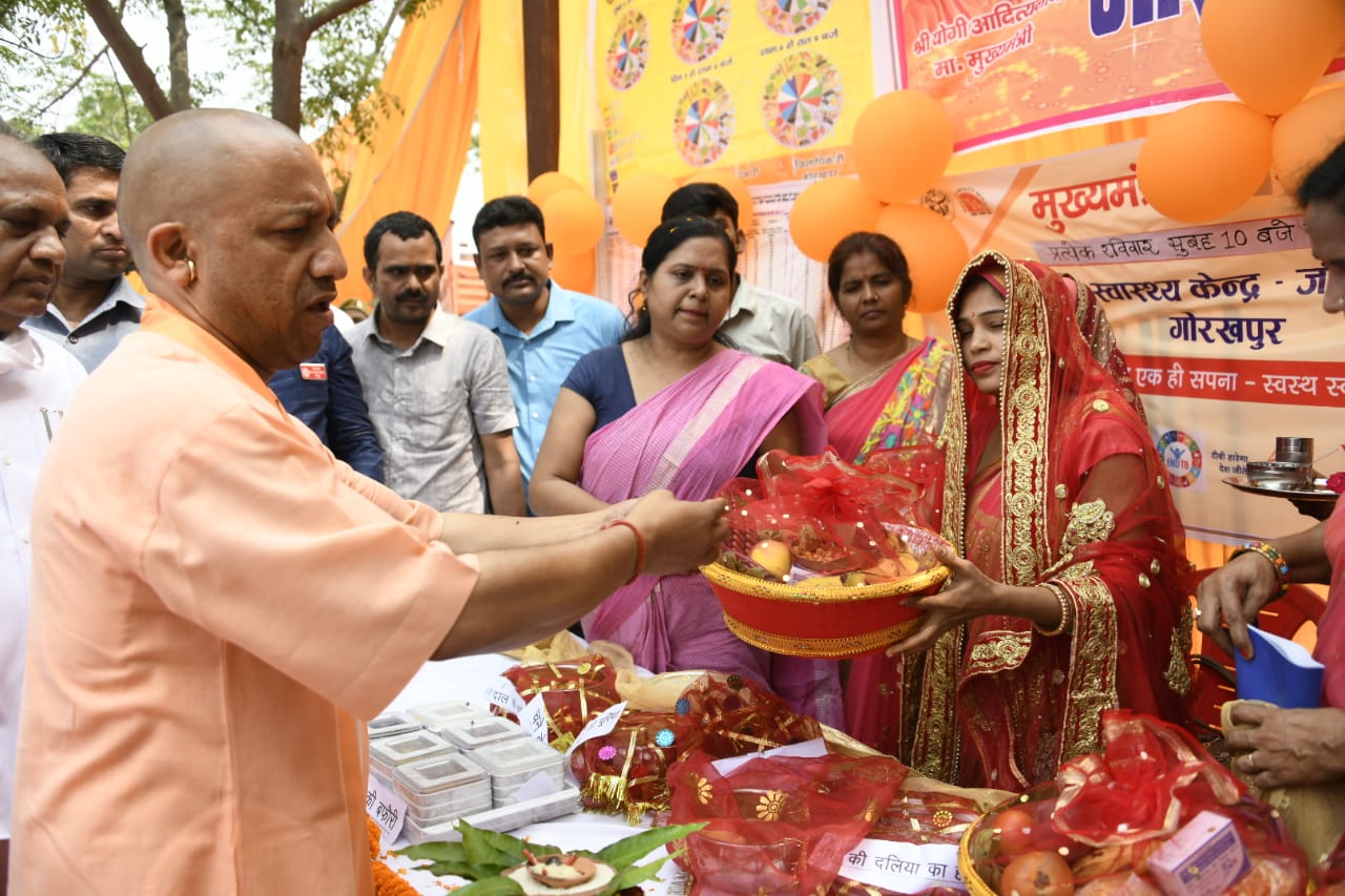 मुख्यमंत्री योगी आदित्यनाथ ने जंगल कौड़िया पीएचसी से जन आरोग्य मेला का शुभारंभ किया.