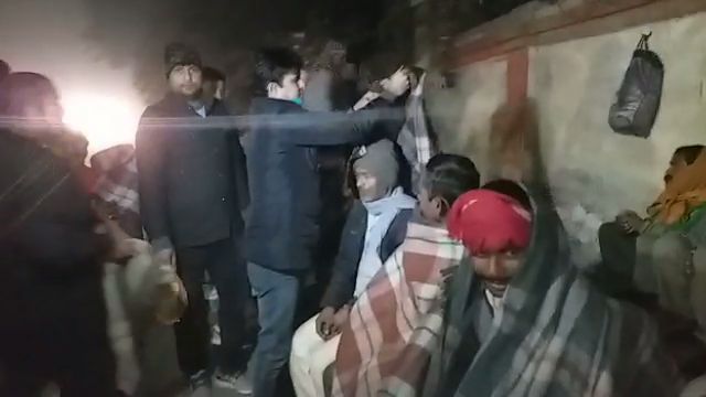 गरीबों को कंबल बांट रहे गोरखपुर के युवा