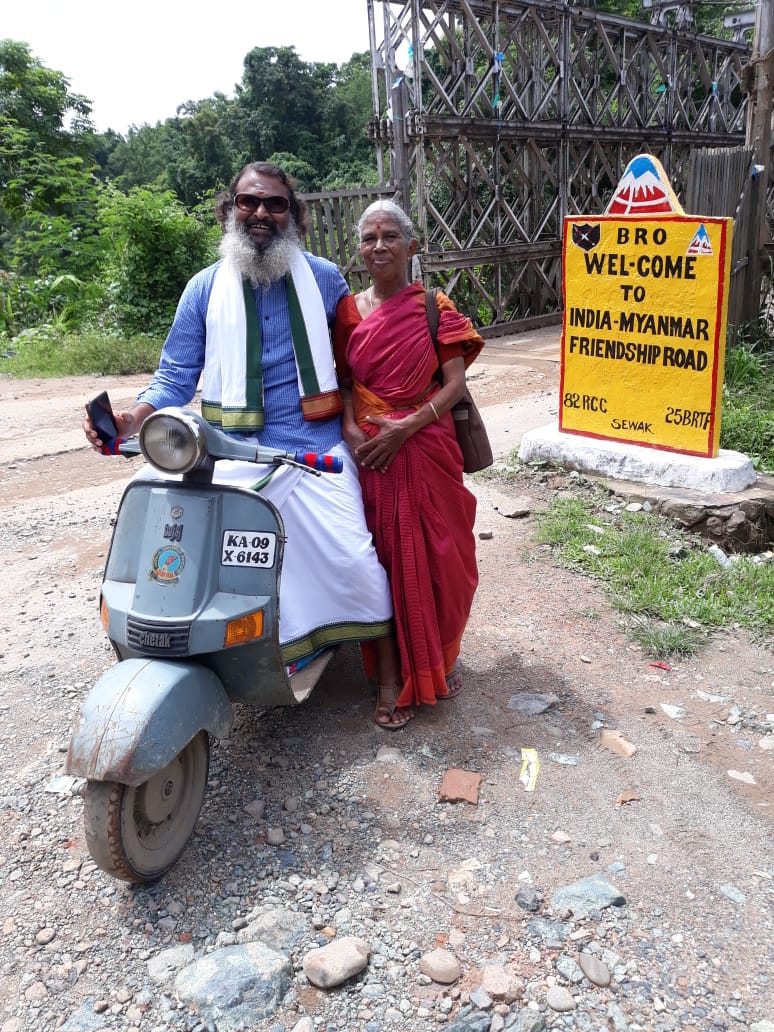 गोरखपुरडॉ दक्षिणमुर्ति कृष्ण कुमार अपनी मां को लेकर स्कूटर से तीर्थ यात्रा के लिए निकले
