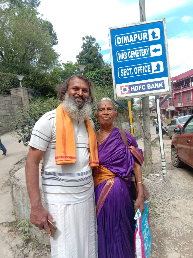 डॉ दक्षिणमुर्ति कृष्ण कुमार अपनी मां के साथ