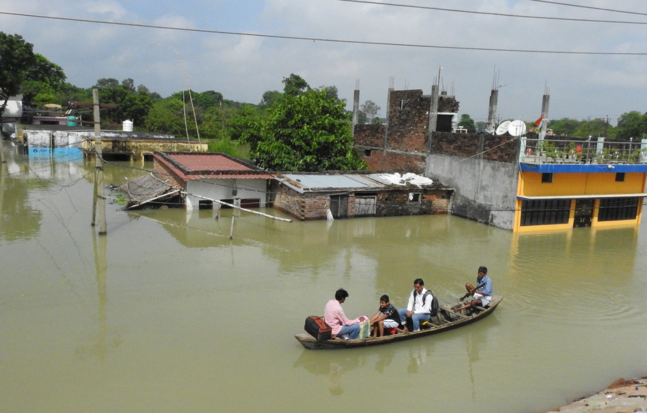 गोरखपुर में बाढ़ ग्रस्त इलाकों में फंसे लोग