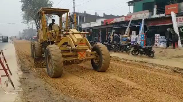 सड़क निर्माण कार्य जारी.