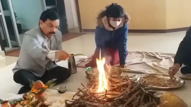 हवन करते कुलपति प्रोफेसर जे.पी. पांडेय.