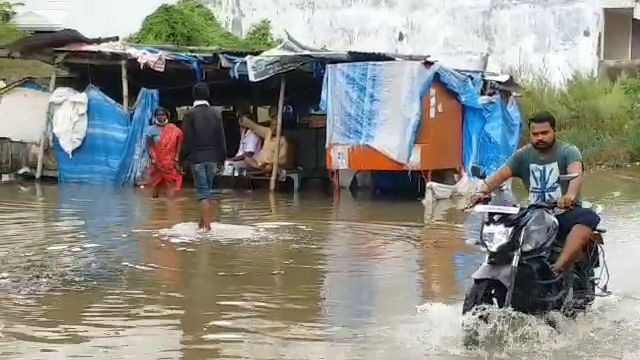 लोगों का बाहर निकलना दूभर.