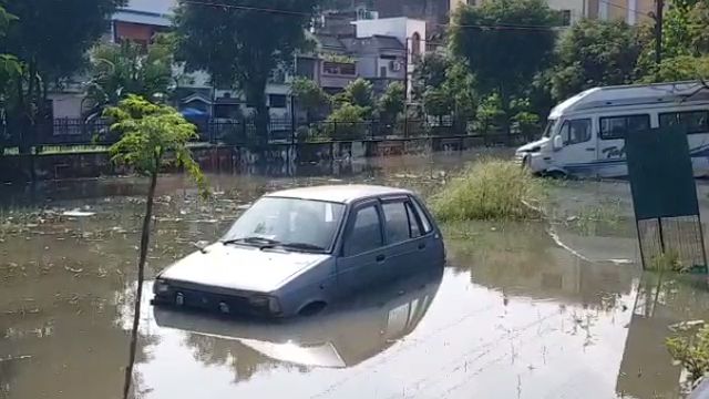 गोरखपुर की कई कॉलोनियों में भरा पानी