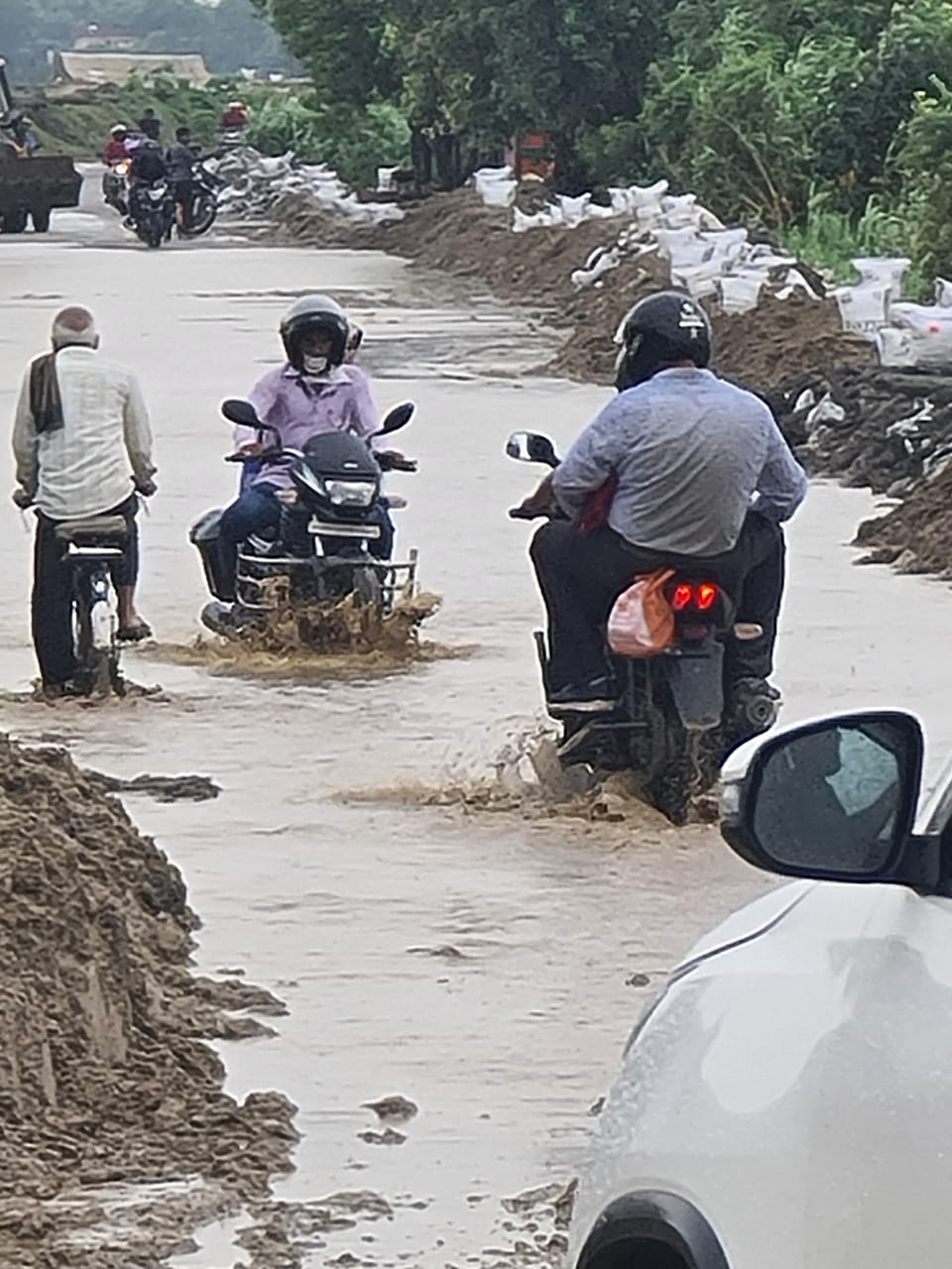 प्रतिबंध के बावजूद जोखिम उठा रहे लोग