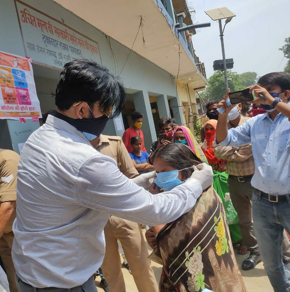 सांसद रवि किशन ने गांव का किया सेनिटाइजेशन