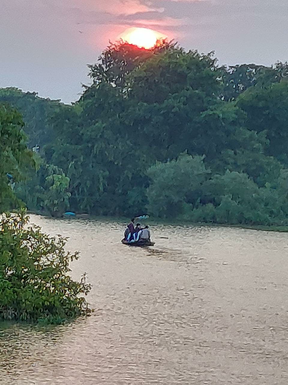 नाव से स्कूल जाती है संध्या