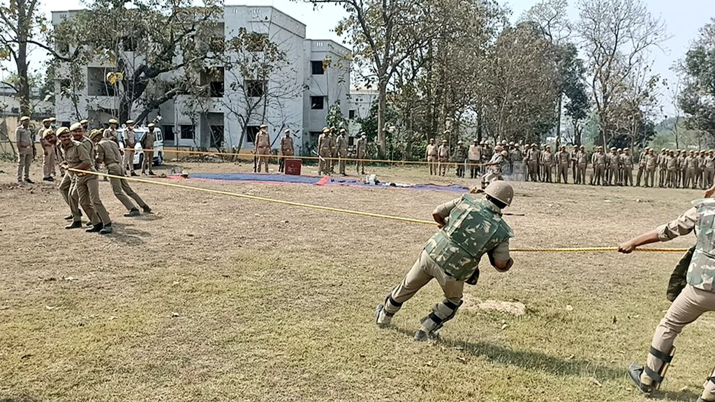 रस्सी लगाकर भीड को नियंत्रित करने की तैयारी.