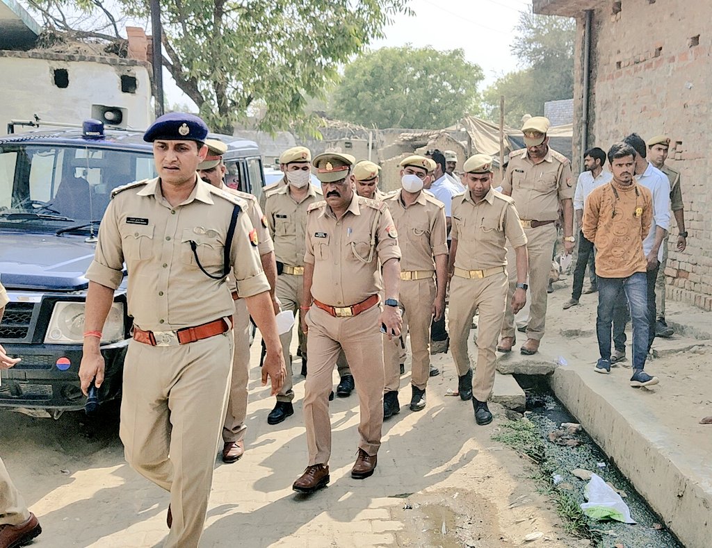 इलाके में पुलिस बल तैनात