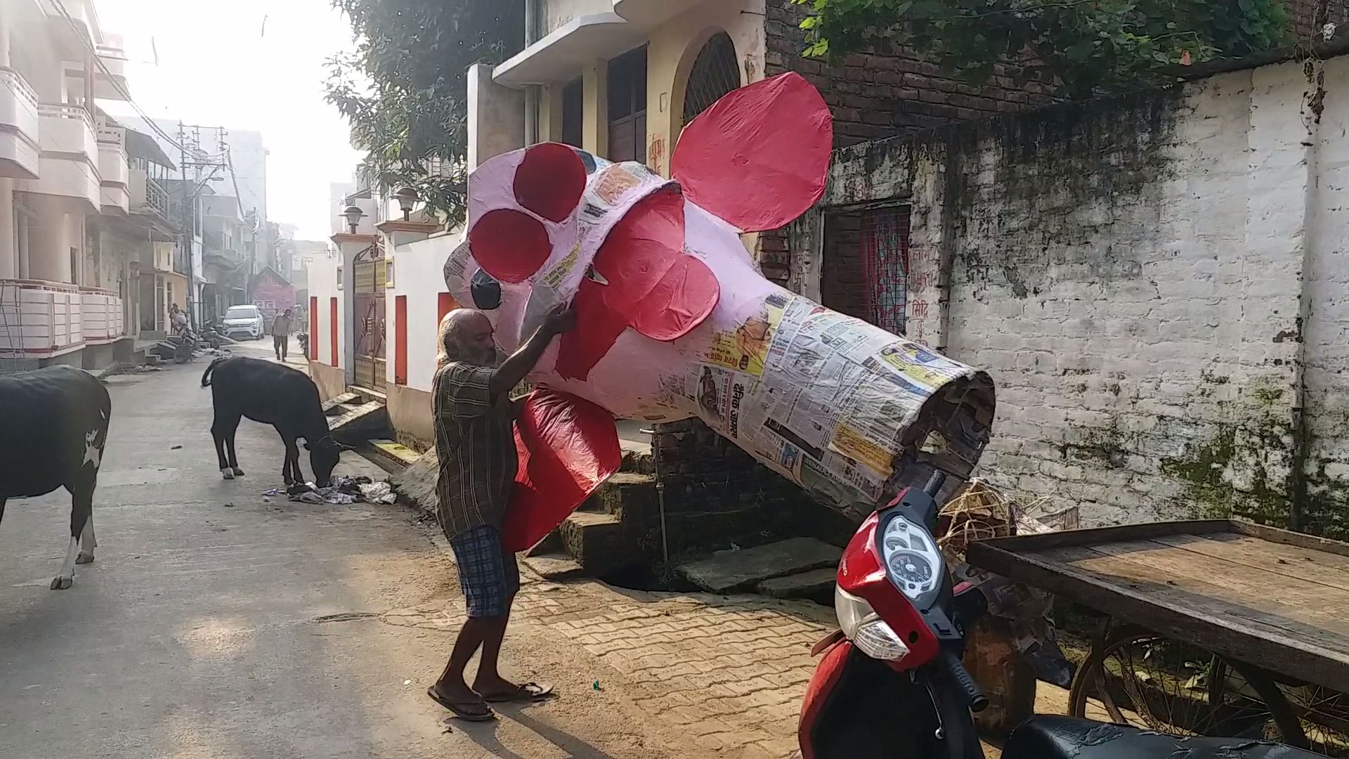 रावण के पुतले को बनाता मुस्लिम परिवार