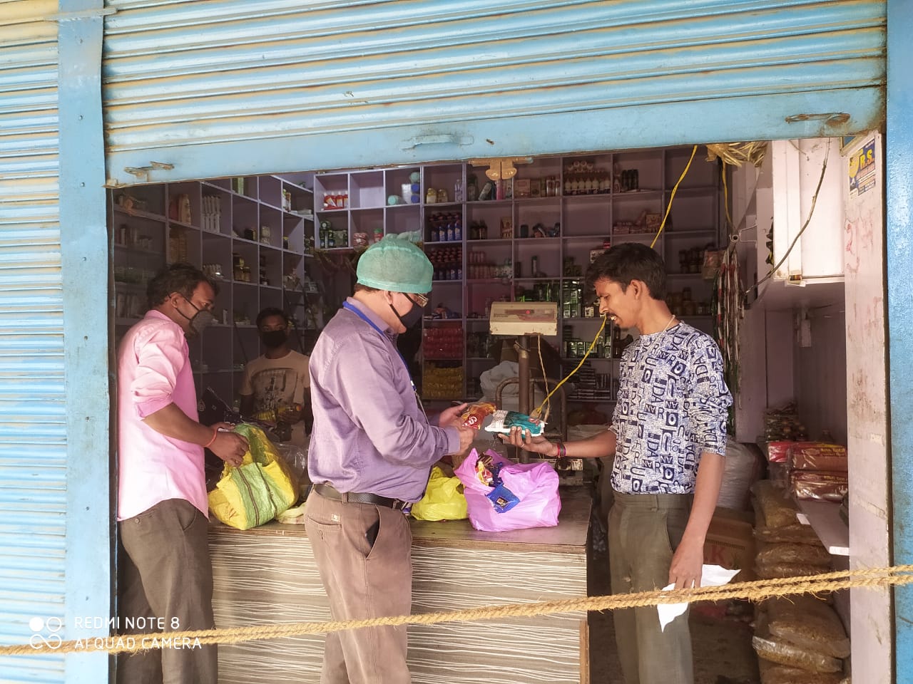 खाद्य सुरक्षा अधिकारी ने प्रतिबंधित पान मसाला बेचने वाले दुकानदार को पकड़ा.