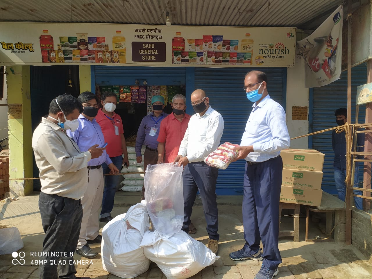 खाद्य सुरक्षा अधिकारी ने प्रतिबंधित पान मसाला बेचने वाले दुकानदार को पकड़ा.