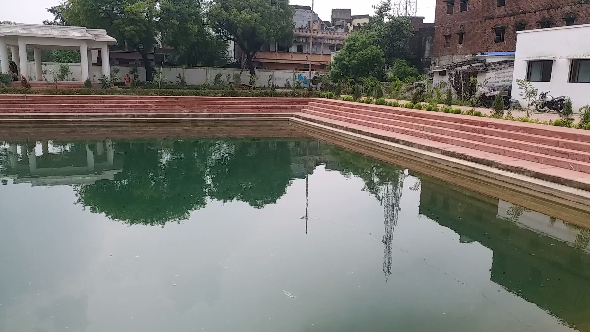 मंदिर में स्थापित पोखरा.