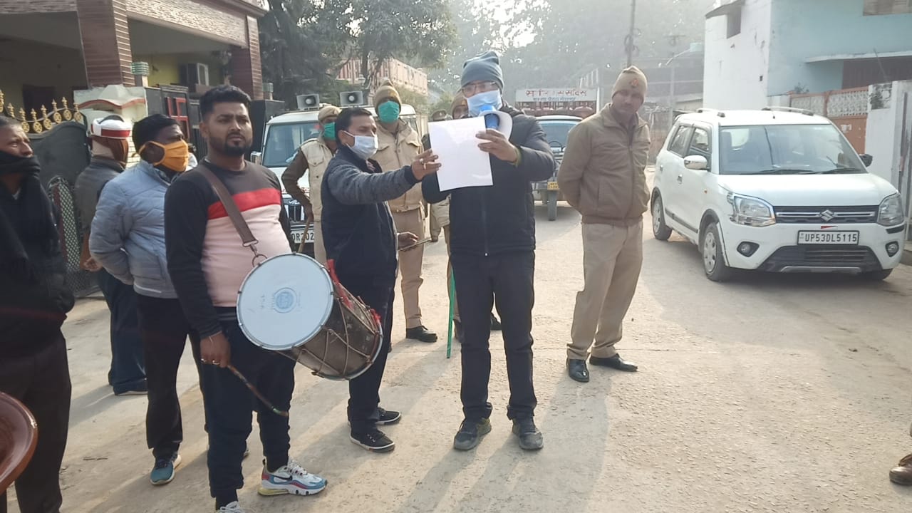 माफिया सुधीर सिंह के घर के बाहर खड़ी पुलिस.