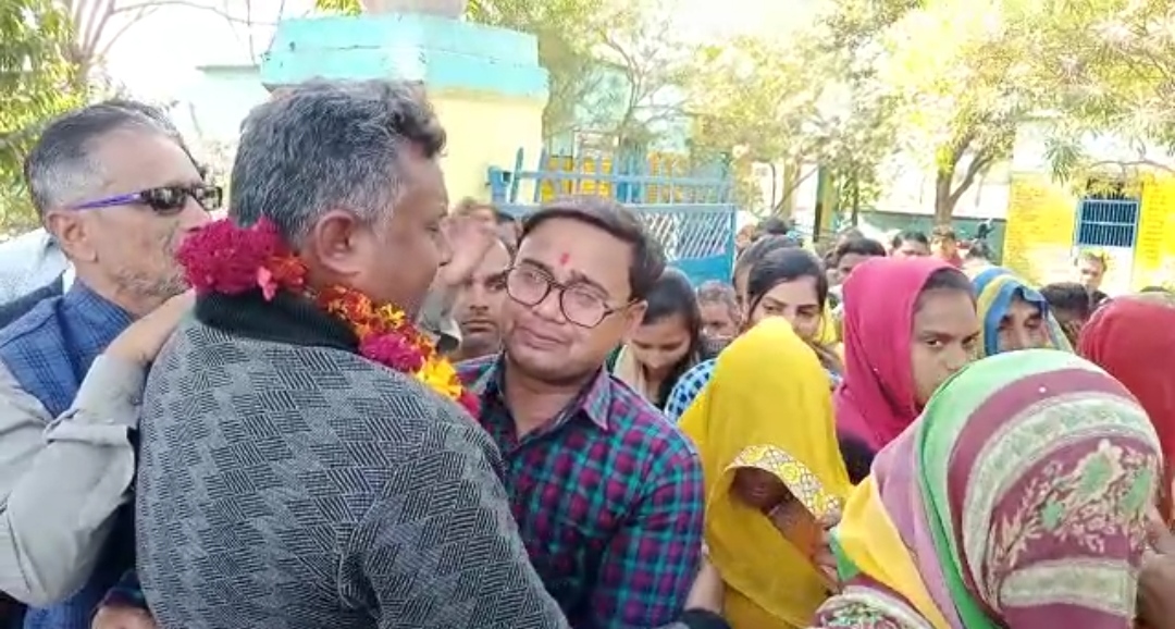 प्रधानाध्यापक के ट्रांसफर पर रोया पूरा गांव.