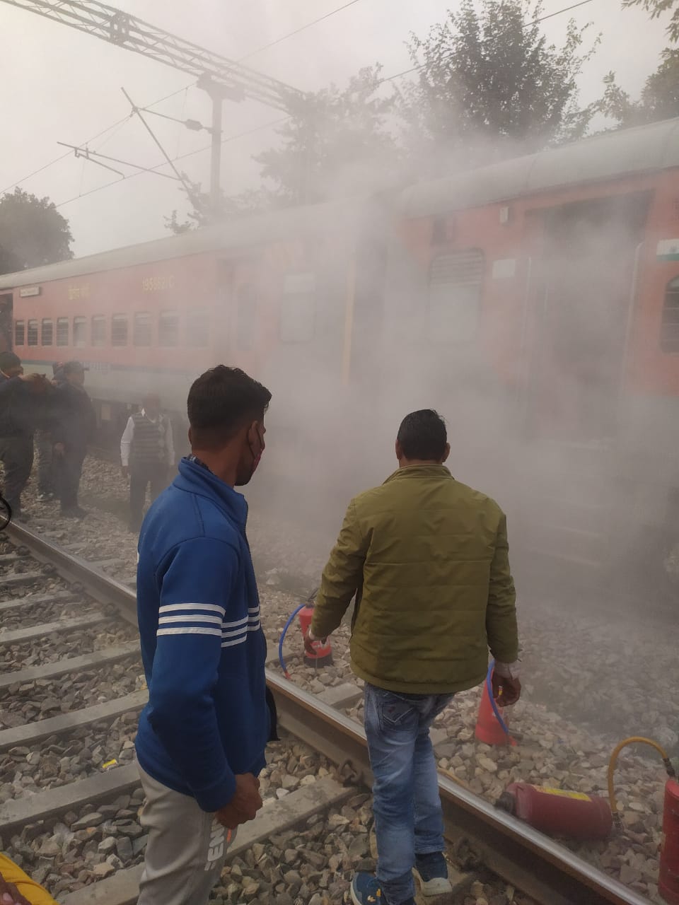 पिलखुवा रेलवे स्टेशन पर ट्रेन के पहियों से निकला धुआं