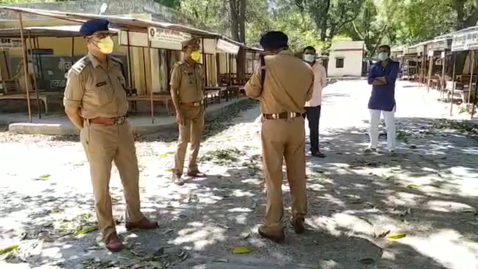 मौके का मुआयना करती पुलिस.