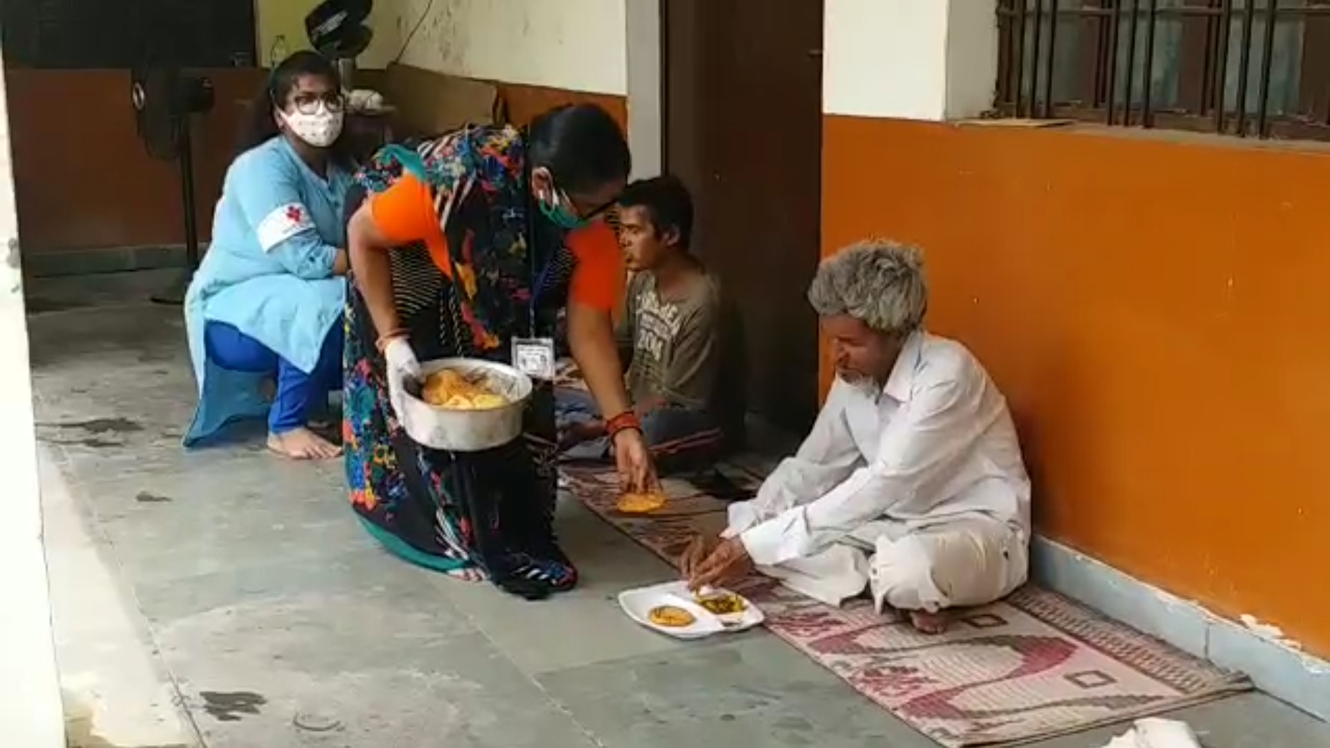 रेड क्रॉस सोसाइटी ने शुरू की सामुदायिक रसोई.