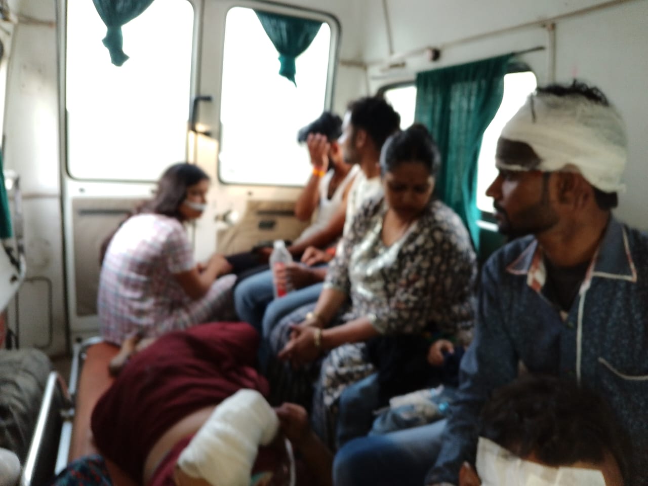 Hamirpur News : बुंदेलखंड एक्सप्रेस वे पर श्रद्धालुओं से भरी मिनी बस खड़े ट्रक में घुसी, चालक की मौत