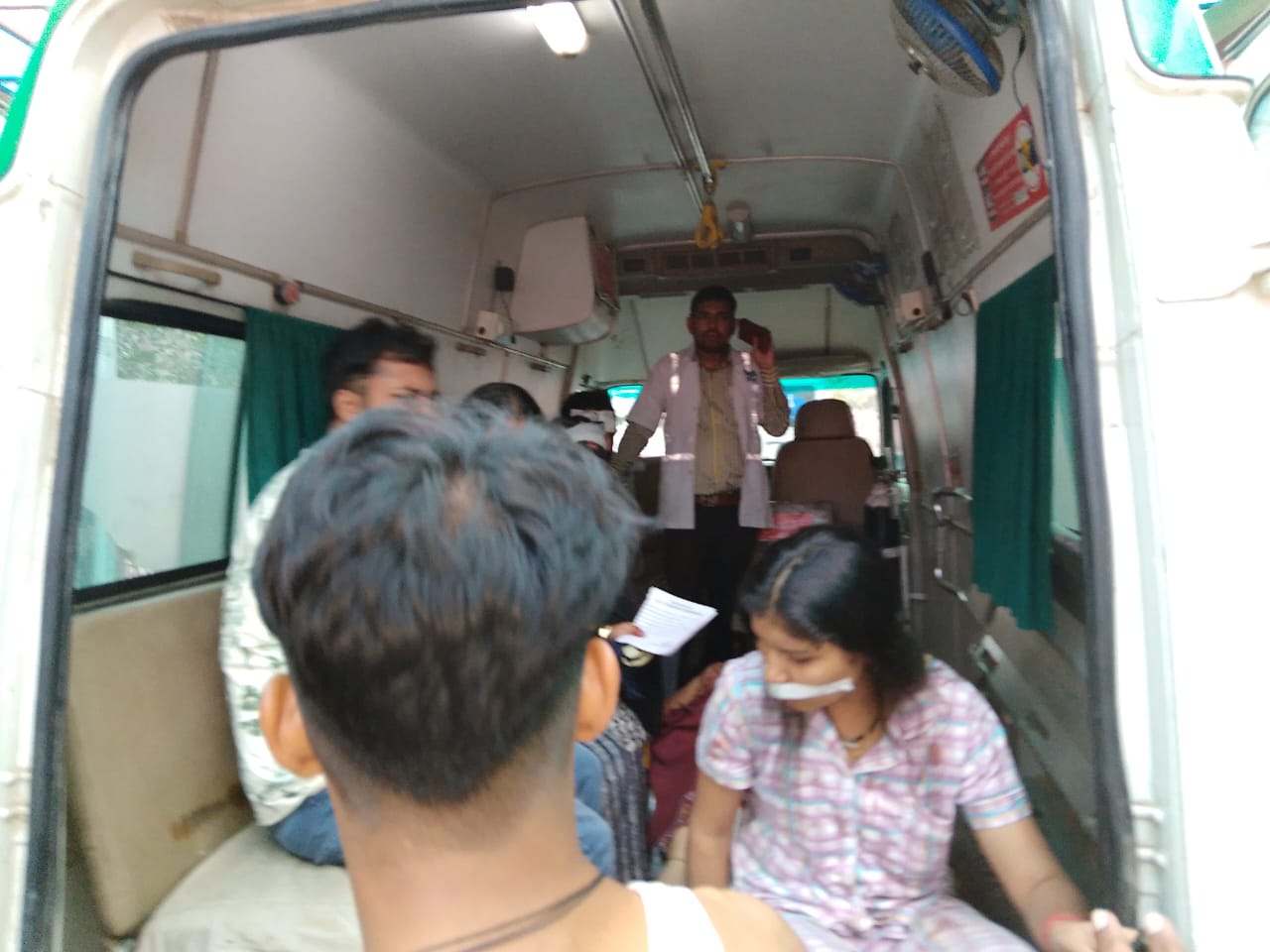Hamirpur News : बुंदेलखंड एक्सप्रेस वे पर श्रद्धालुओं से भरी मिनी बस खड़े ट्रक में घुसी, चालक की मौत
